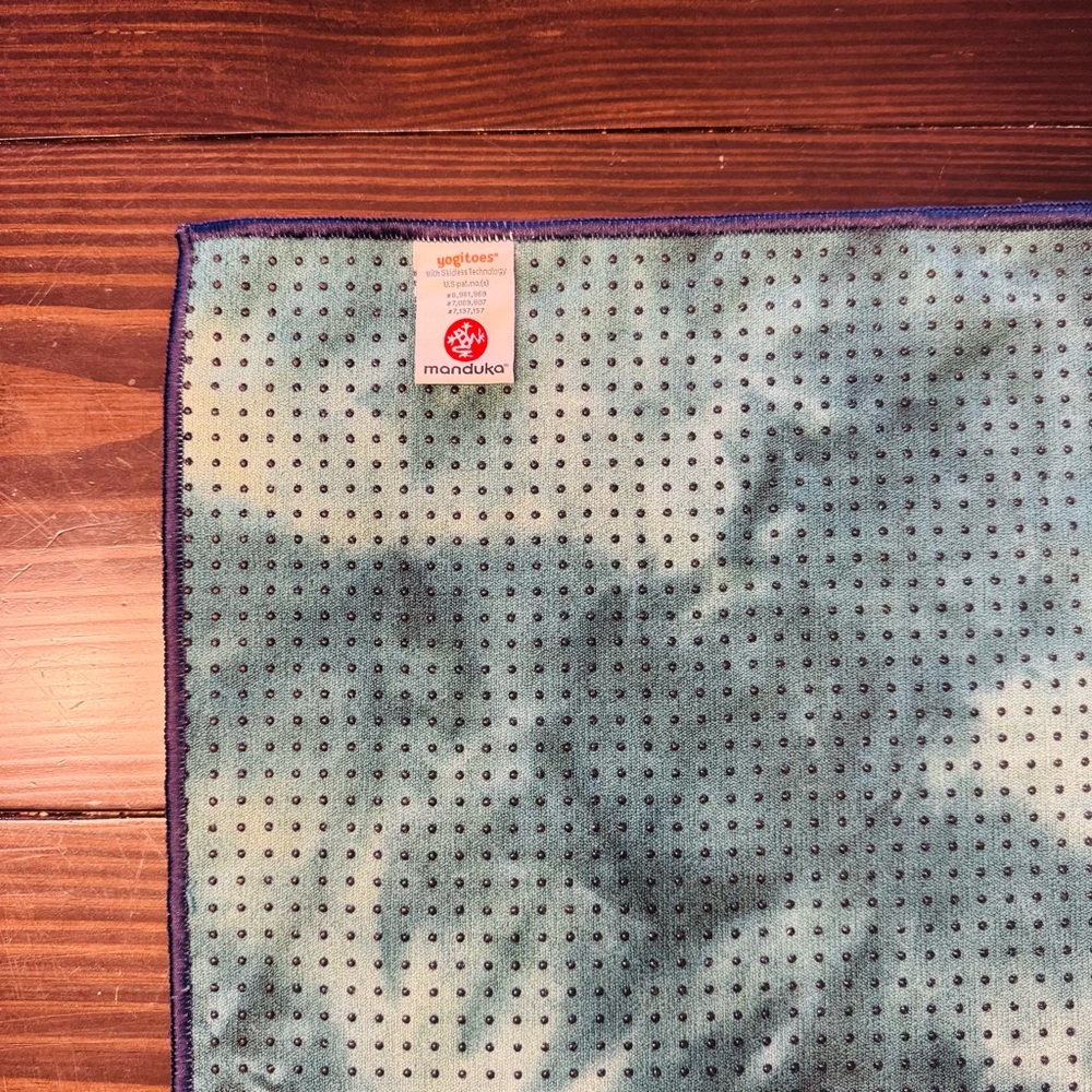 Like New Manduka Yogitoes Hot Yoga Mat Towel - Green Tie Dye - Picture 5 of 5